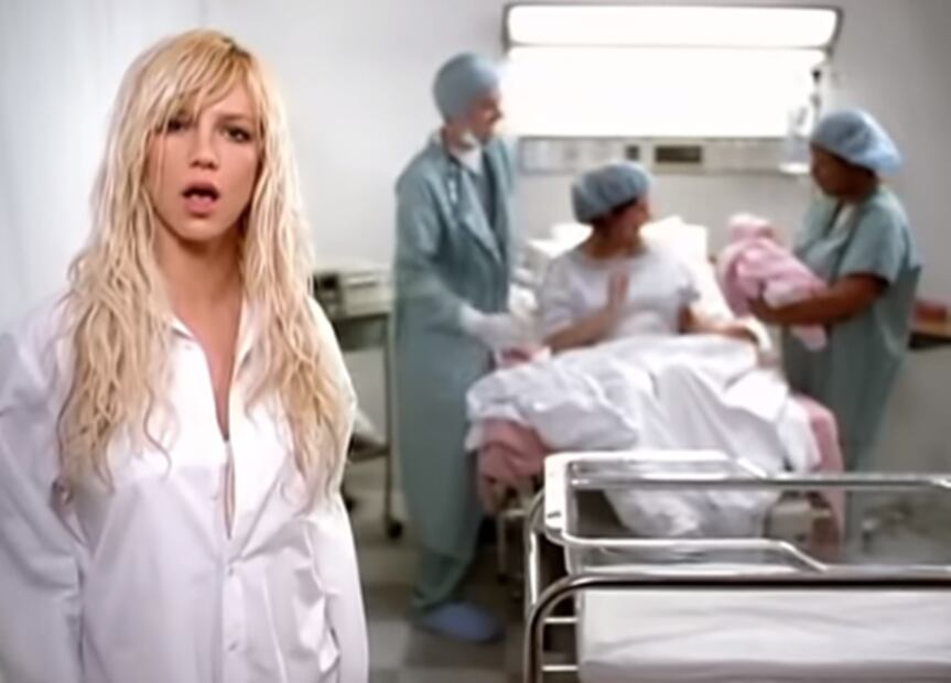 Esta sería la escena más reveladora del clip, pues mientras ella "muere", una mujer da a luz a una niña. Foto: YouTube