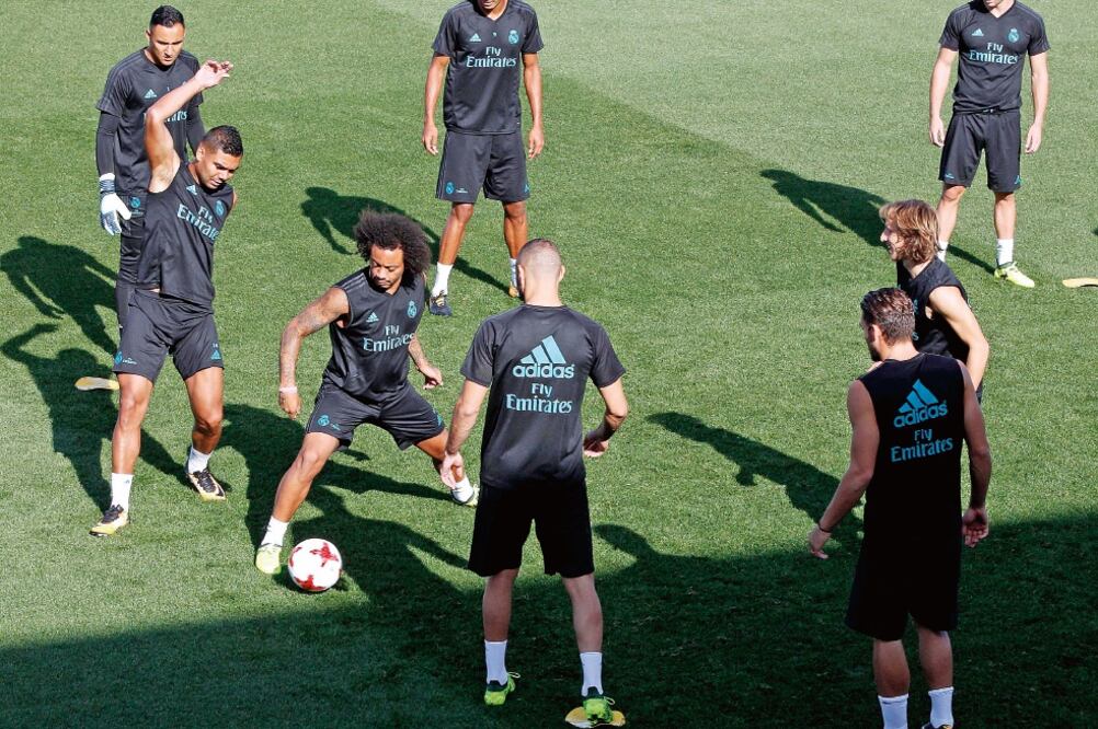 El defensa brasileño Marcelo (con el balón) realizó movimientos en corto, durante la práctica (JAVIER LÓPEZ. EFE)