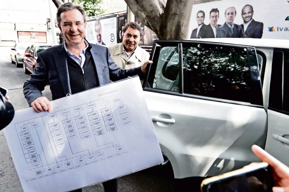 Esteban Moctezuma, próximo titular de la Secretaría de Educación Pública, en su llegada a la casa de transición de Andrés Manuel López Obrador, ubicada en la colonia Roma en la Ciudad de México (LUIS CORTÉS. EL UNIVERSAL)