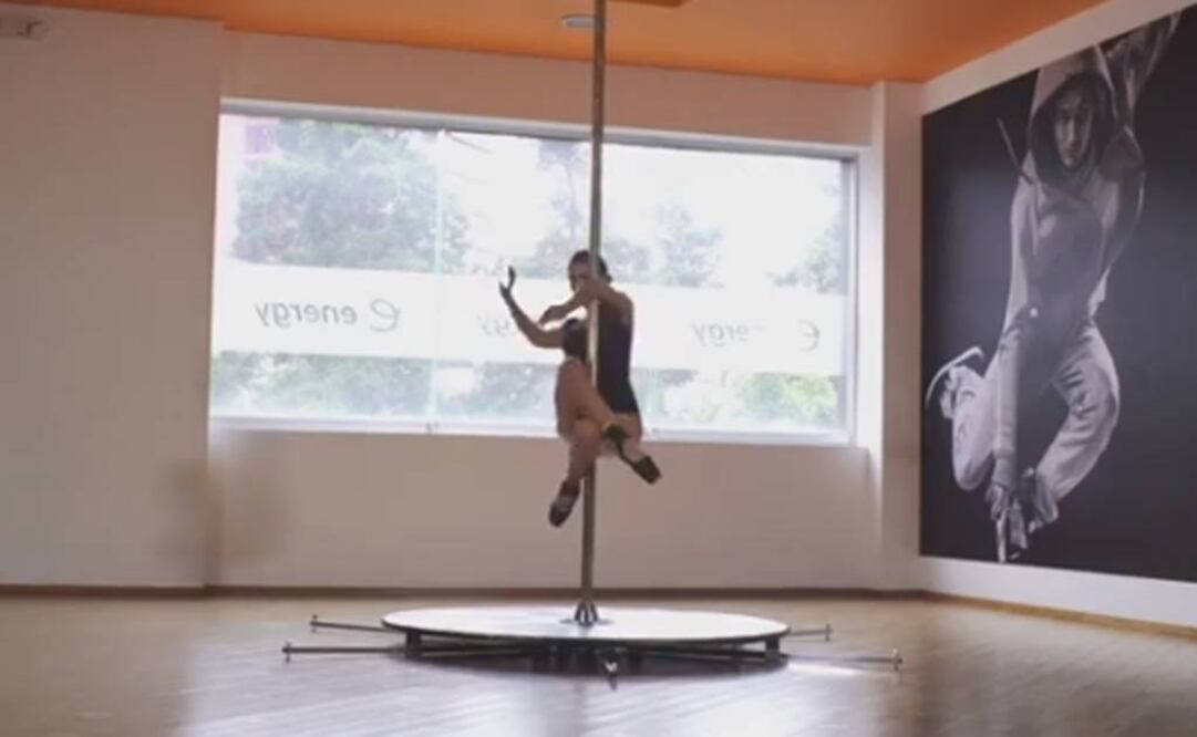 María León conjunto movimientos de ballet y "pole dance" Foto: Tomada de video