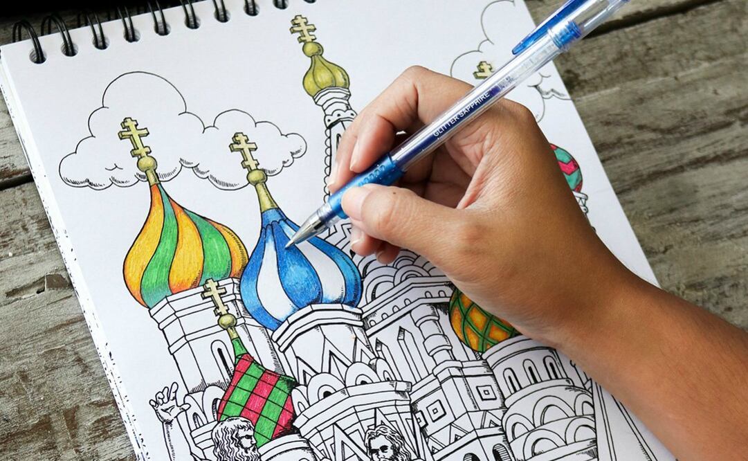 El libro para colorear Around the World in 50 pages está encuadernado para que lo puedas transportar. Foto: Amazon