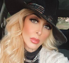 La esposa del Buki deslumbró con entallado vestido rojo