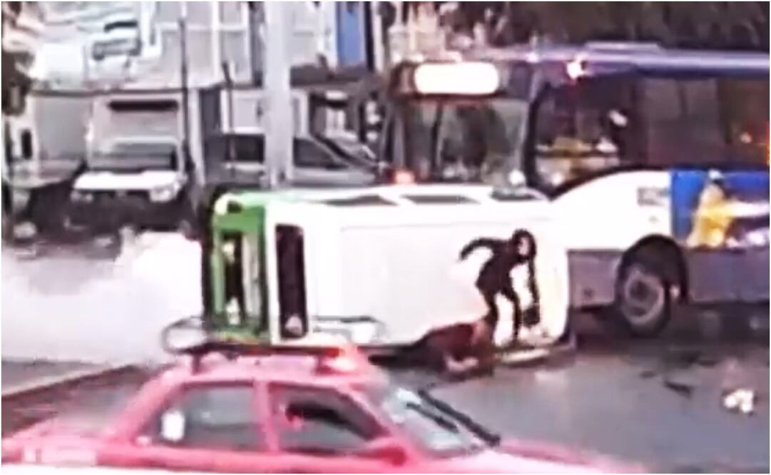 Choque de camión contra combi en Iztacalco. Foto: Especial
