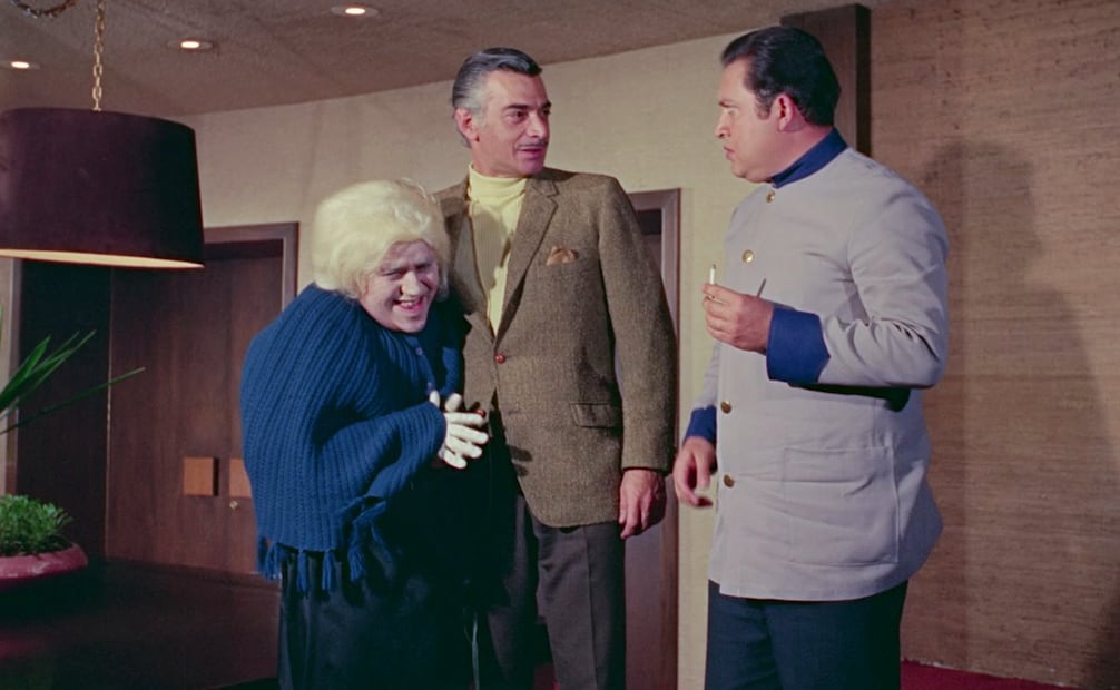 Escena con Mauricio Garcés en El Aviso Inoportuno. Durante su exhibición, la película de Los Polivoces compitió en taquilla con “Modisto de Señoras”, “500 Millas” con Paul Newman y “El León del Invierno” con Peter O’Toole. Foto: IMDb/ESPECIAL.