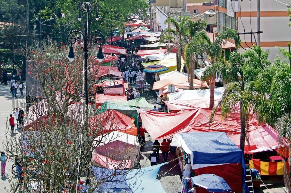 Comerciantes en vía pública llegan a dar hasta 2 mil pesos al mes de cuotas a los líderes, por seguridad y otros “servicios”. (CARLOS MEJÍA. EL UNIVERSAL)