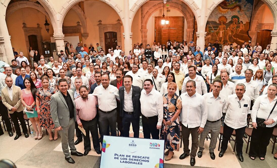 El gobernador de Durango, Esteban Villegas, junto con líderes del magisterio al presentar su plan Foto: Especial