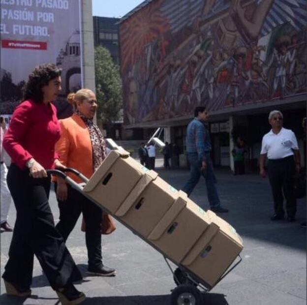 Entrega Ivonne Ortega firmas a Consejo Político