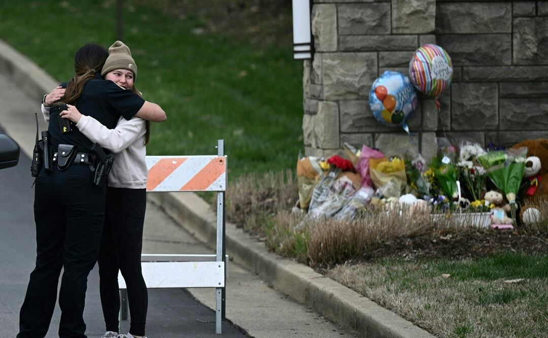 Una mujer abraza a un oficial de policía en la entrada de la Escuela Covenant en la Iglesia Presbiteriana Covenant, en Nashville, Tennessee. Foto: AFP
