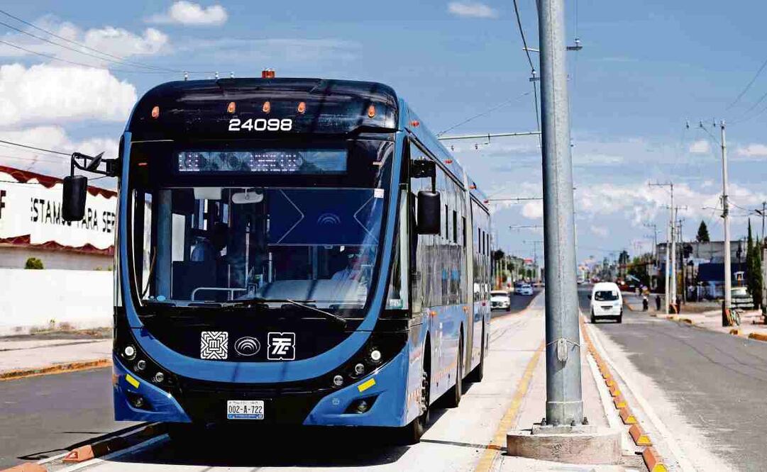 Operadores del Trolebús a Chalco señalaron que uno de los problemas que enfrentan es la invasión de su carril por motos y coches privados. Foto: Archivo EL UNIVERSAL