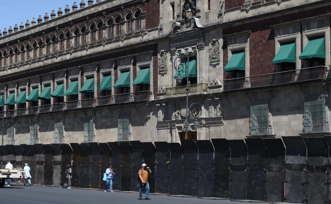 Instalación de vallas metálicas afuera de Palacio Nacional previo a la concentración a favor del INE / Foto: Carlos Mejía EL UNVIVERSAL
