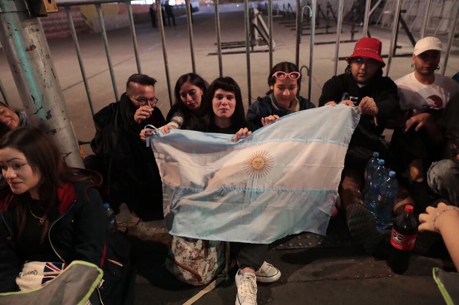 Más de un centenar de personas acampan en las inmediaciones del Zócalo para ser los primeros en accesar al concierto de Rosalia este viernes. Foto: Juan Boites / EL UNIVERSAL