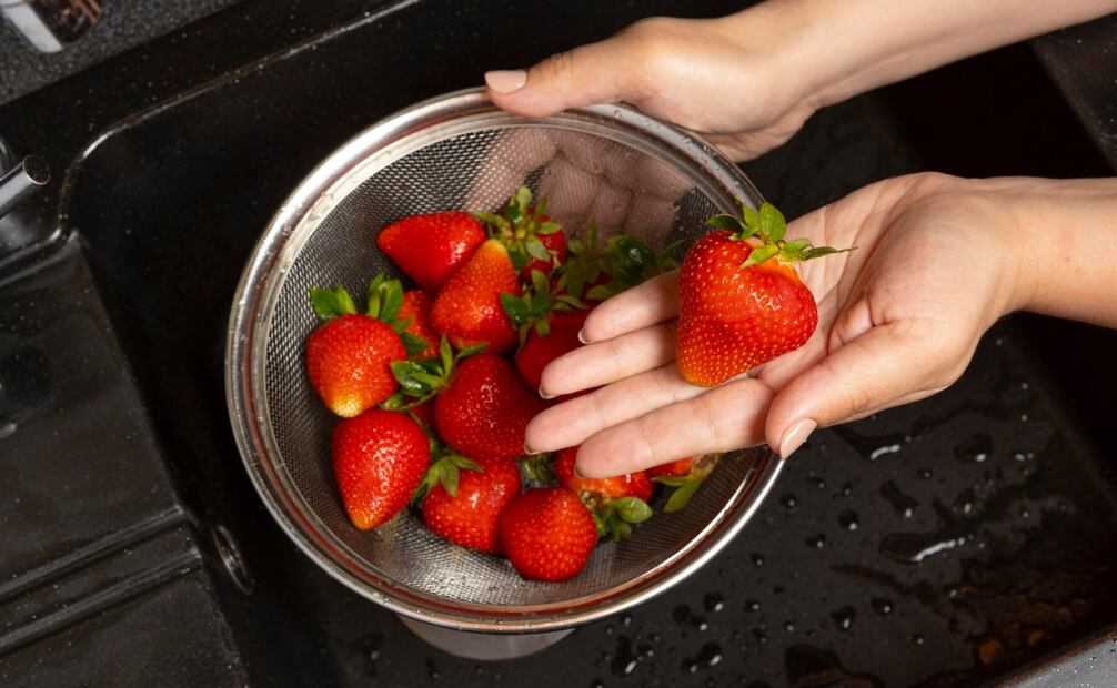 Todas las frutas se lavan de manera diferente. Foto: Freepik