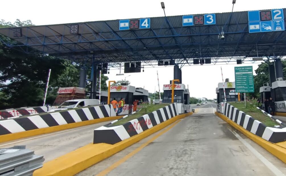 Los estudiantes ocupaban la caseta de cobro de la carretera de cuota San Cristóbal de las Casas-Tuxtla Gutiérrez. Foto: Especial