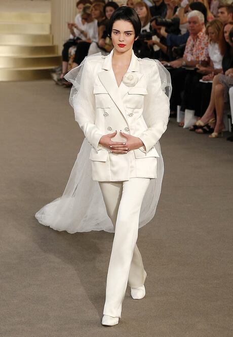 Kendall lució un original atuendo de boda, en el cierre de la pasarela. Foto: IAN LANGSDON. EFE