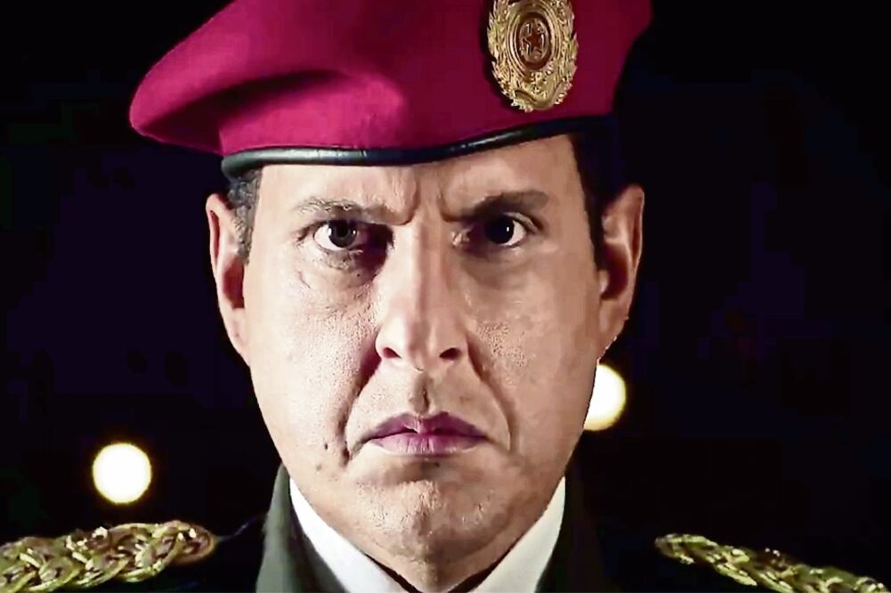 Dice que se apoyó mucho en los directores de la serie para no caer en la ridiculización de Chávez. (CORTESÍA SONY)