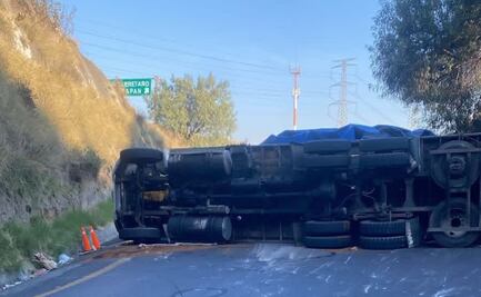 Volcadura de camión de carga provoca tránsito lento en la autopista Chamapa-Lechería