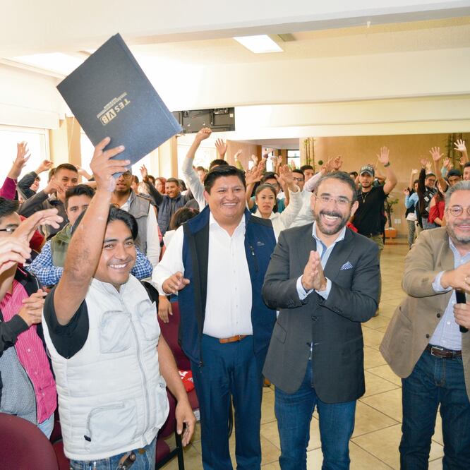 Helios Herrera (segundo de der. a izq.) se reunió con estudiantes del Tecnológico de Estudios Superiores de Valle de Bravo. Foto: ESPECIAL