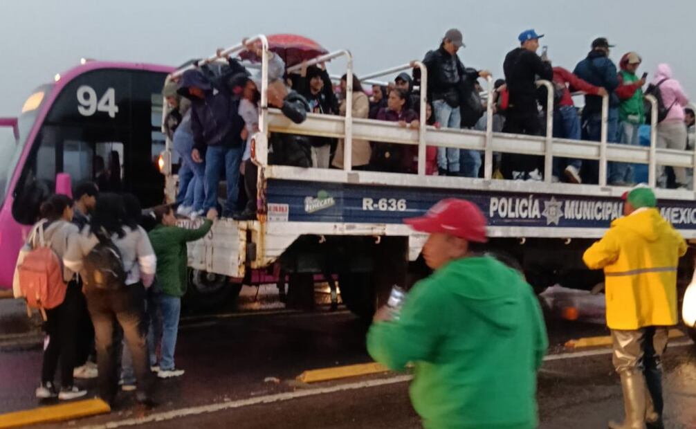 Policías ayudan a usuarios de transporte público (10/07/2025). Foto: Especial