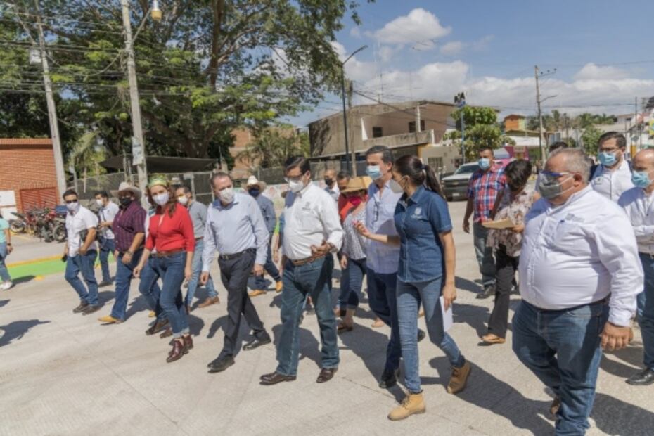 Grupo Hotelero apoya a comunidad de Nayarit con nueva avenida