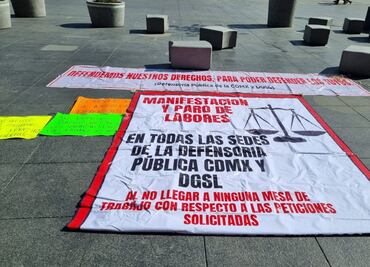 Trabajadores de la Defensoría Pública de CDMX protestan en el Zócalo; exigen fin al acoso laboral y mejores condiciones de trabajo