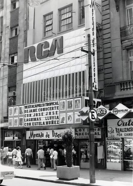 Una Tienda de Discos en la década de los 70 ubicada en Eje Central Lázaro Cárdenas, en el centro de la Ciudad de México. En la marquesina se anuncia el tema de José José "Déjame conocerte".