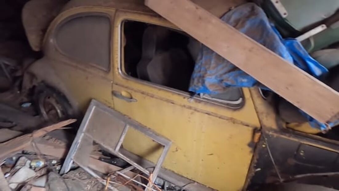 Se vende casa abandonada con tres Vochos olvidados en el garaje