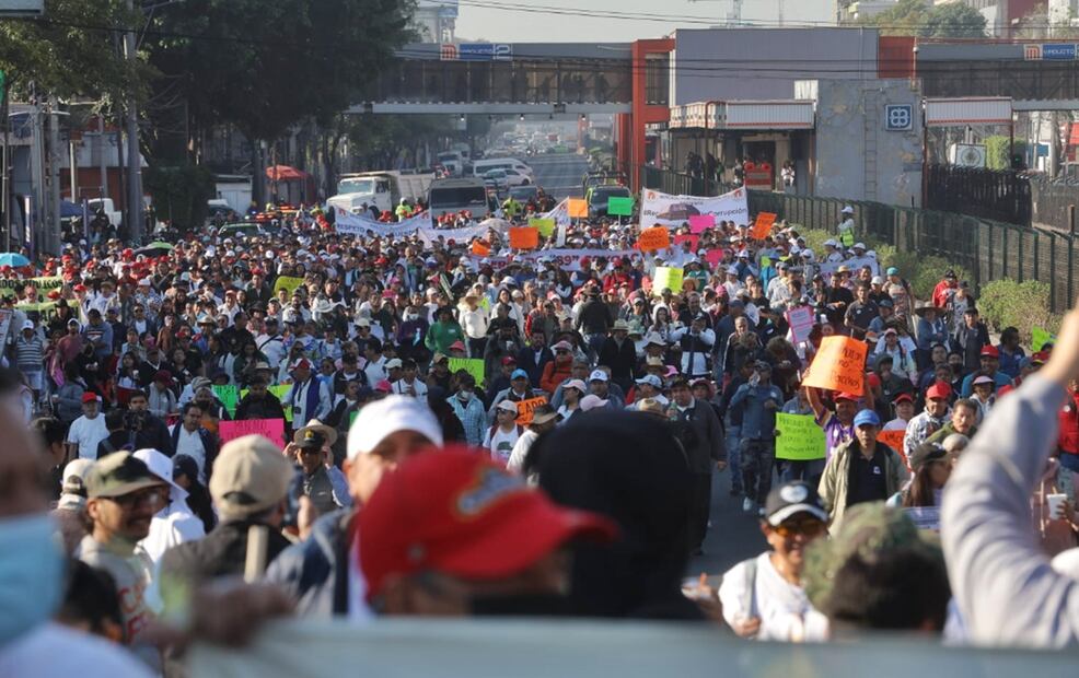 Locatarios de mercados públicos marchan  al Zócalo de la Ciudad de México, el 4 de marzo de 2025. Foto: Gabriel Pano/EL UNIVERSAL