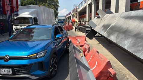 Viga de Calzada Flotante de Tlalpan cae sobre arroyo vehicular; no se reportan lesionados