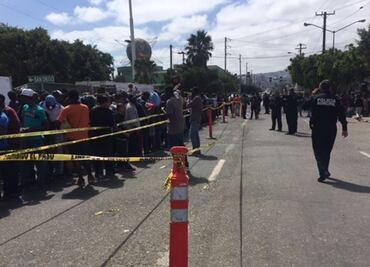 Migrantes haitianos hacen largas filas en migración de Tijuana