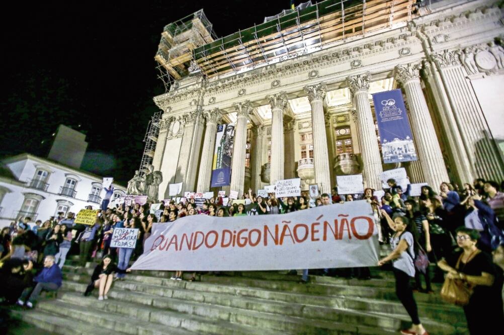 El pasado viernes activistas, en su mayoría mujeres, condenaron el abuso a la joven y se manifestaron frente a la Asamblea Legislativa de Río de Janeiro (ARCHIVO EFE)
