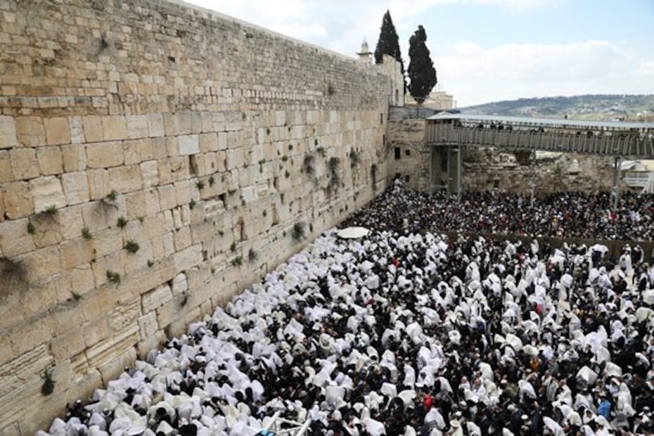 Miles de judíos asisten a la bendición de la Pascua en el Muro de los Lamentos