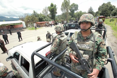 Pobladores agreden con palos y piedras a Marinos en Veracruz; elementos realizan disparos al aire y luego huyen