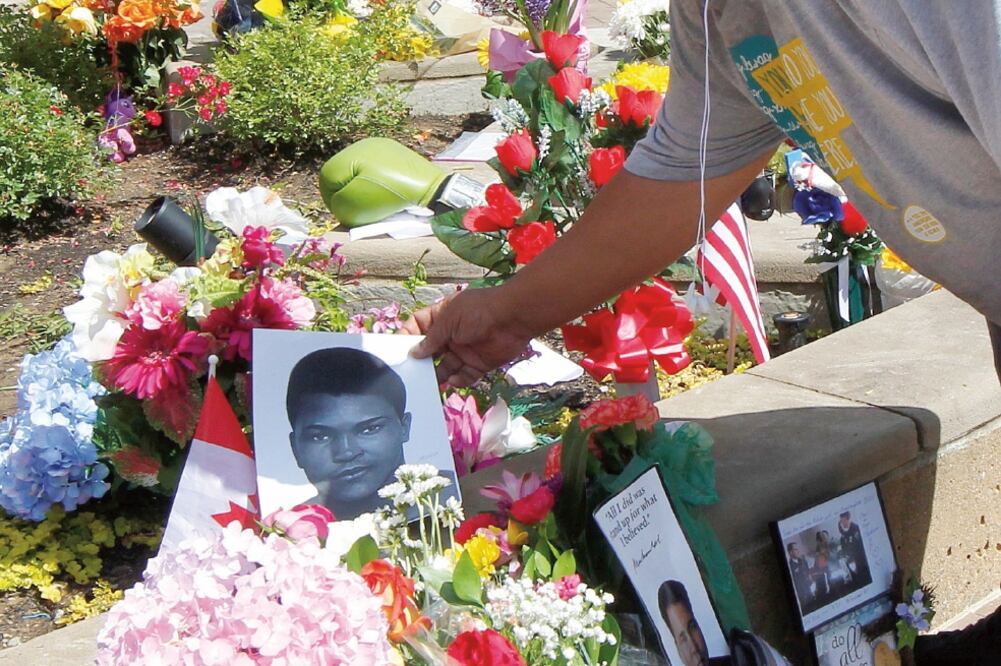 En el Ali Center han sido depositadas flores y bendiciones (JOHN SOMMERS II. REUTERS)