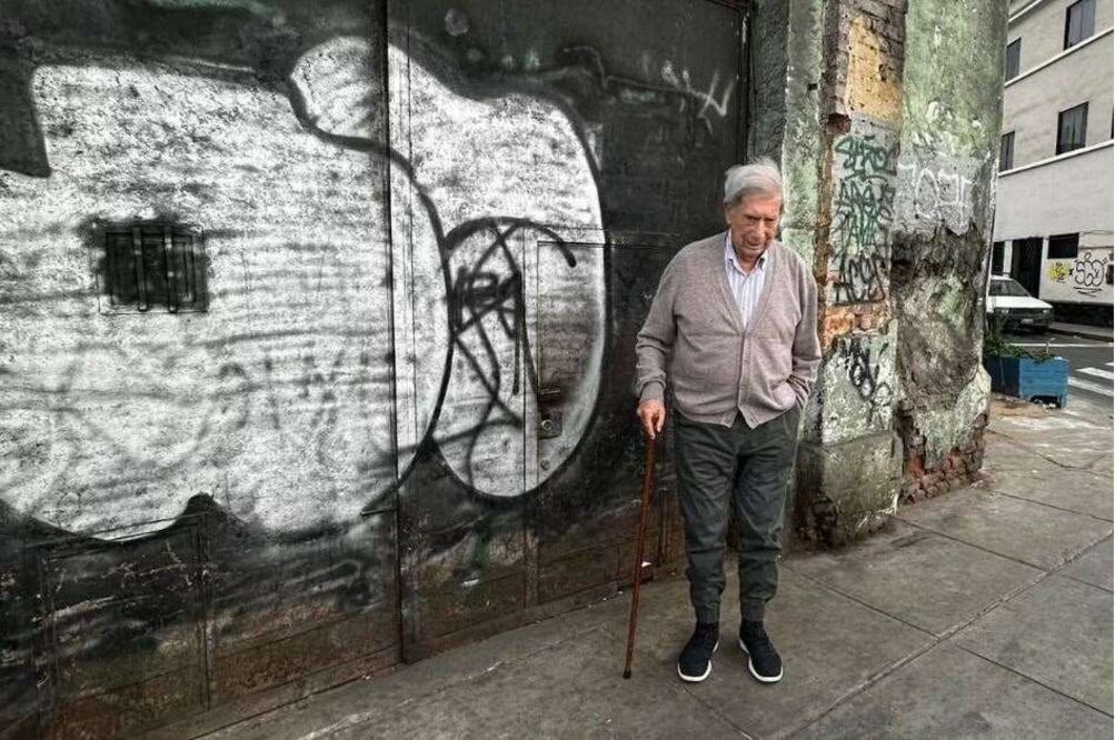 En 2024, Mario Vargas Llosa visitó la fachada del antiguo bar 
La Catedral, escenario central de su novela Conversación
 en La Catedral./ Crédito: de la cuenta de Alvaro Vargas Llosa (@ALVAROVARGASLL)