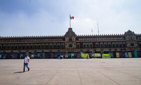 FOTOS: Con vallas, refuerzan protección del Zócalo de la CDMX previo a marcha del 8M; comercios y hoteles son blindados