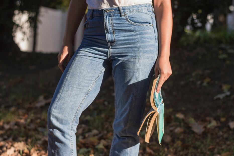 Estirar tus jeans manualmente mientras están húmedos puede ayudar a que recuperen su tamaño original. Foto: Freepik