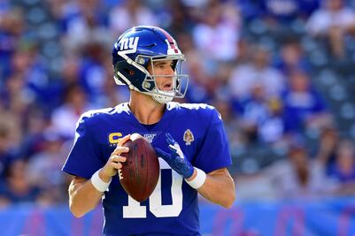 Eli Manning va a la banca de Giants