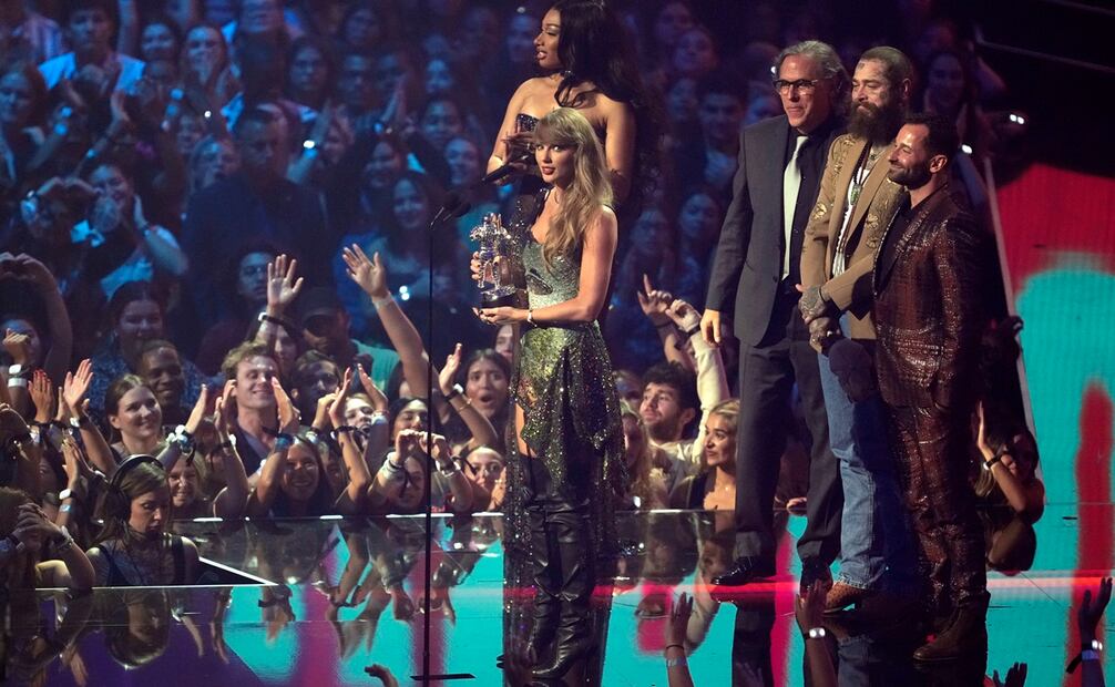 Taylor Swift junto al mexicano Rodrigo Prieto, en el escenario de los VMAs: Foto: AP.