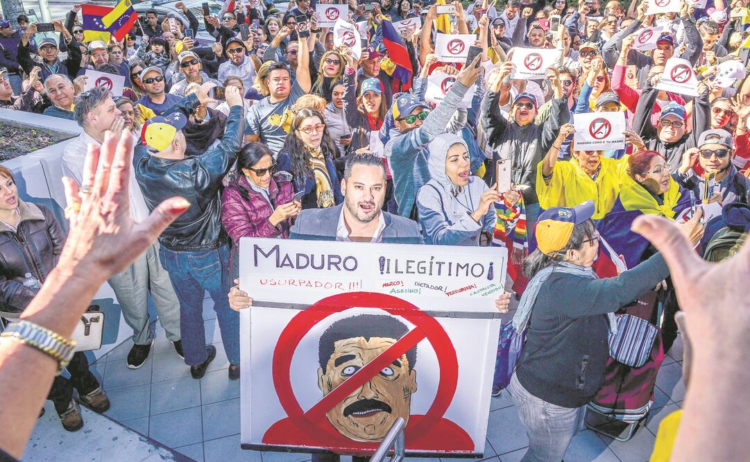 Unas 150 personas se manifestaron ayer frente al Consulado de Venezuela en Miami, Florida, contra la “usurpación del poder” por parte de Maduro (GIORGIO VIERA)