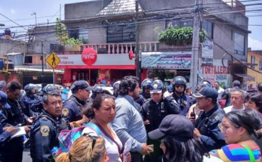 Manifestantes bloquean Av. Centenario en protesta al transporte público