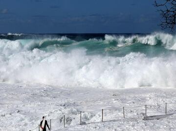 Enormes olas en Australia dejan 5 muertos y 2 desaparecidos; autoridades piden a la población no acercarse al mar