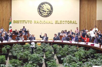 INE reduce sueldos; deja apoyos a funcionarios