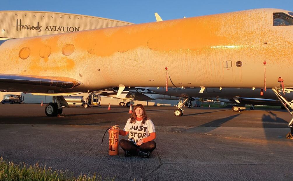 Dos activistas de Just Stop Oil fueron detenidos el jueves tras cortar una cerca en un aeropuerto de Londres y rociar de pintura naranja varios aviones privados. Foto: AP