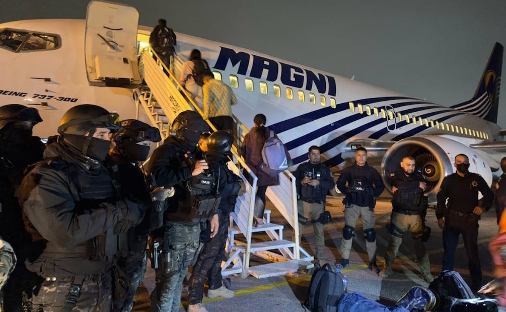 Se realizó el traslado de personas migrantes extranjeras en un vuelo Magnicharter desde el aeropuerto internacional de Piedras Negras, Coahuila. Foto: Especial