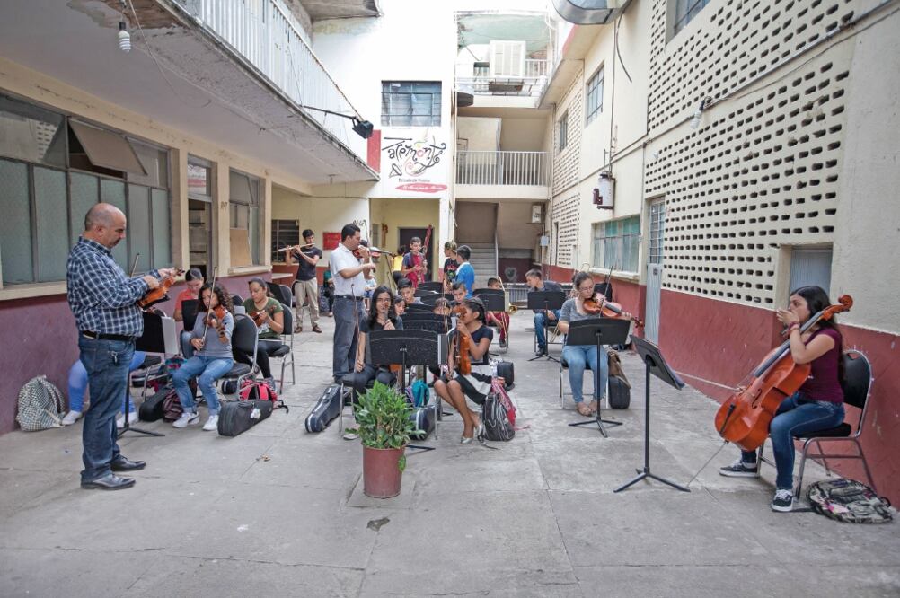 La Orquesta Sinfónica Infantil y Juvenil de Apatzingán, que está por cumplir cuatro años, nació como apoyo a la sociedad, en medio de una situación de violencia. La agrupación ensaya en una vieja vecindad (FOTOS: RODOLFO AYALA. EL UNIVERSAL)