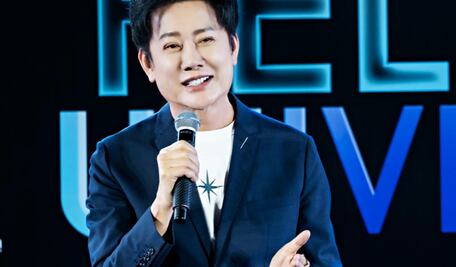 Nawat Itsaragrisil exhibe presunta ilegalidad cometida por la organización Miss Universe