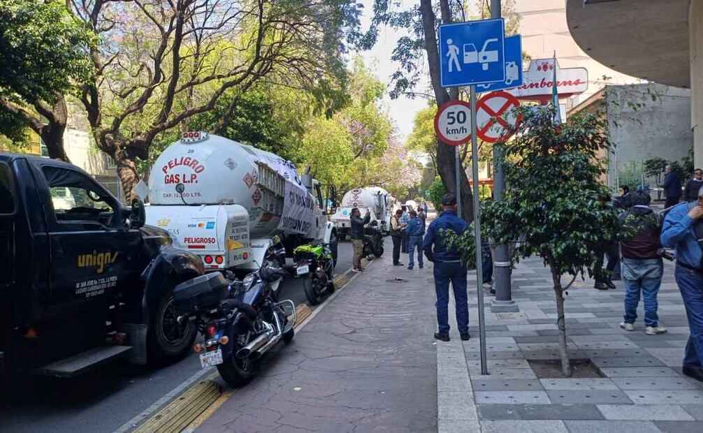 Los piperos mantuvieron obstruyendo el paso vehicular del cruce del Eje 5 (09/04/2025). Foto: Especial