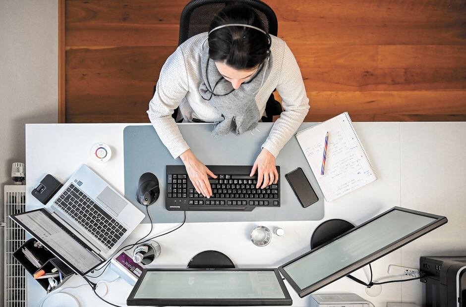 Un nuevo estudio, realizado por científicos  taiwaneses habla de los peligros que causa estar sentada o sentado por un largo período. 
Foto: Archivo