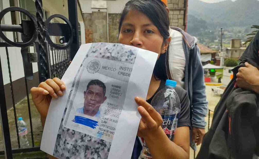Jazmín jugaba con sus dos hermanos menores en una colchoneta del albergue de la parroquia de San Luis Obispo para distraerse y no llorar por la ausencia de su padre, a quien no ven desde el viernes, cuando se desgajó el cerro de La Peña, en la comunidad de San Luis Ayucan. Foto: Luis Camacho/EL UNIVERSAL