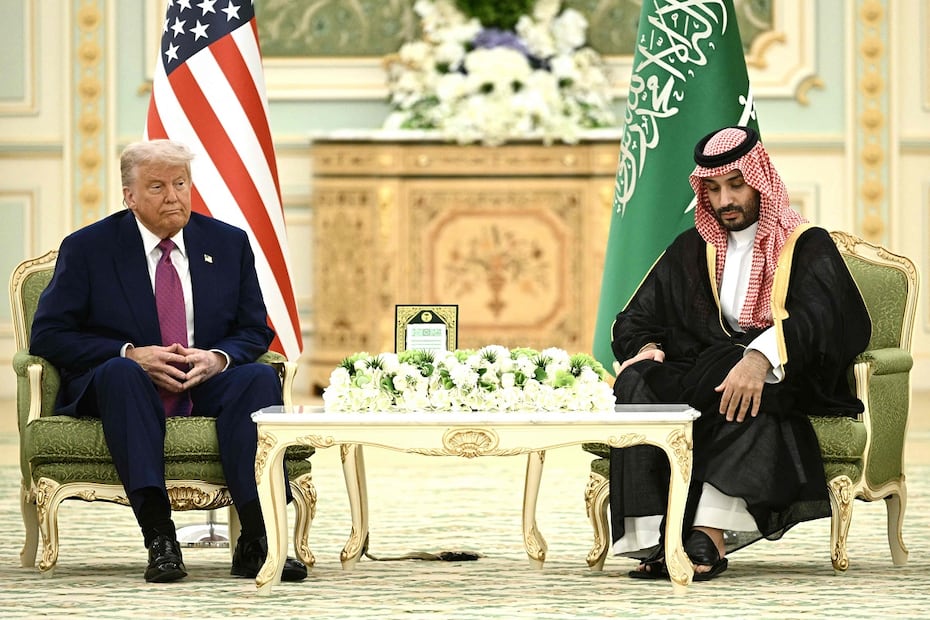 El presidente Donald Trump y el príncipe heredero  Mohammed bin Salman, durante una reunión bilateral en Riad, este martes 13 de mayo. FOTO: BRENDAN SMIALOWSKI. AFP